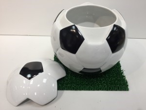 サッカーボール型骨壷を開けた状態